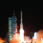 Nave china con 3 astronautas llega  a estación espacial