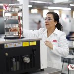 jefa de la Planta Piloto de Ingeniería de Alimentos de la Universidad Iberoamericana, Mónica Vianey Basave River