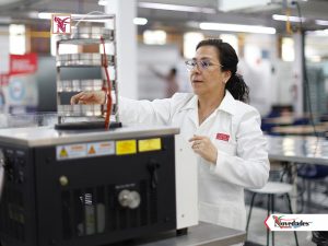jefa de la Planta Piloto de Ingeniería de Alimentos de la Universidad Iberoamericana, Mónica Vianey Basave River